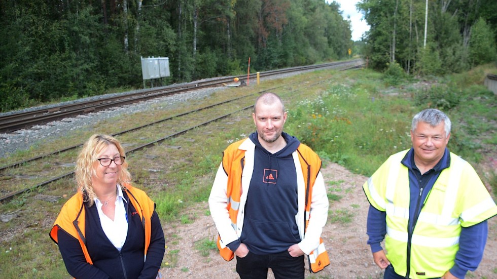 Lokföraren Caroline Widén, föraren och instruktören Christian Nordberg samt säkerhetsinspektören Alexander Johansson genomförde en inspektion av jänrnvägsområdet i Södra Vi på fredagen.