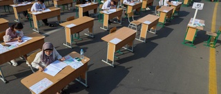 100 000 uzbeker skrev högskoleprov ute