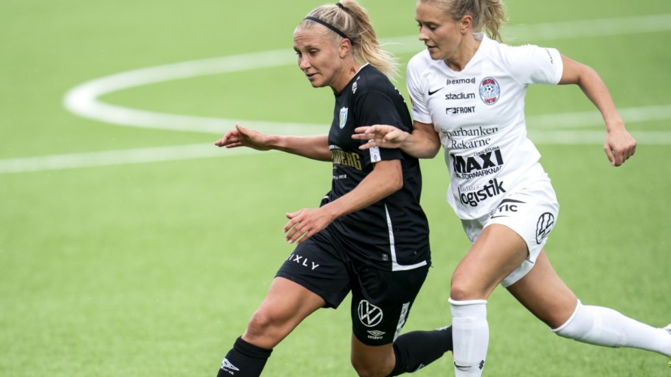 Göteborgs Emma Koivisto och Eskilstunas Amanda Nildén i kamp om bollen under lördagens fotbollsmatch i allsvenskan mellan Göteborg och Eskilstuna.