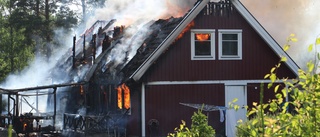 Villa totalförstörd efter fullt utvecklad brand