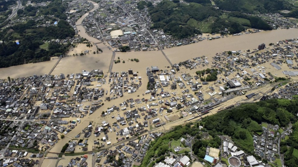 Regnet har orsakat jordskred och kraftiga översvämningar på ön Kyushu, den sydligaste av Japans fyra stora öar.