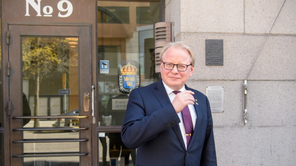 Försvaret. Centerpartiet och Liberalerna måste vara beredda att köra över regeringen och försvarsminister Peter Hultqvist (S).