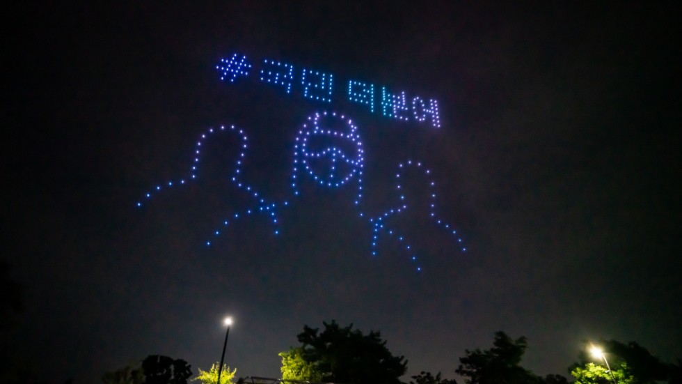 Som glimmande stjärnbilder visade drönare budskap om coronabekämpning över Seoul i en tio minuters överraskningsshow i helgen.