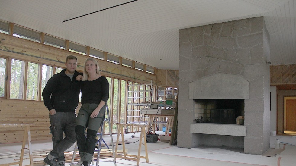Adam Sundqvist och Elin Johansson har påbörjat renoveringen av sitt drömhus med öppen planlösning och där en magnifik murstock med öppen spis utgör själva hjärtat i huset. "Det är ett väldigt häftigt hus", säger de.
