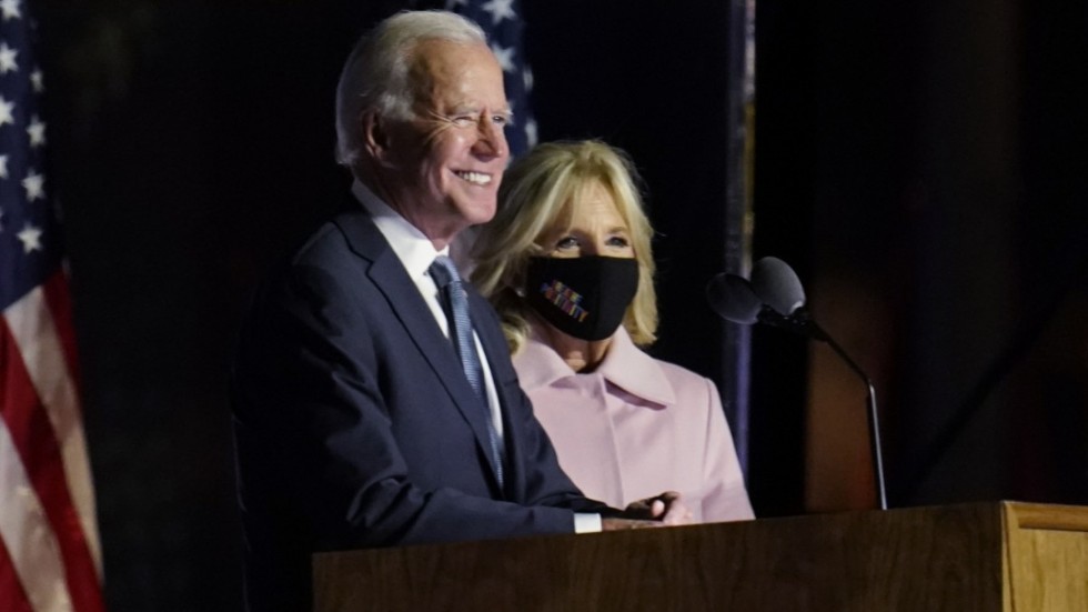 Demokraternas presidentkandidat Joe Biden talar till väljarna från Wilmington i delstaten Delaware, sida vid sida med frun Jill.