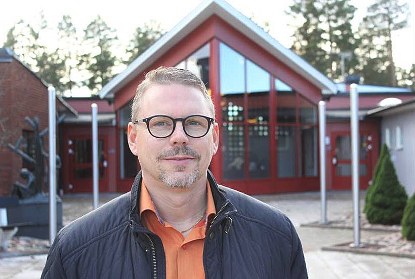 Andreas Ekberg, rektor på Hultsfreds gymnasium, ser det som naturligt att betygen inte stämmer överens med resultaten på de nationella proven.