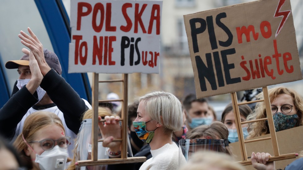 Demonstranter i Warszawa protesterar mot en väntad skärpning av landets abortlagar.