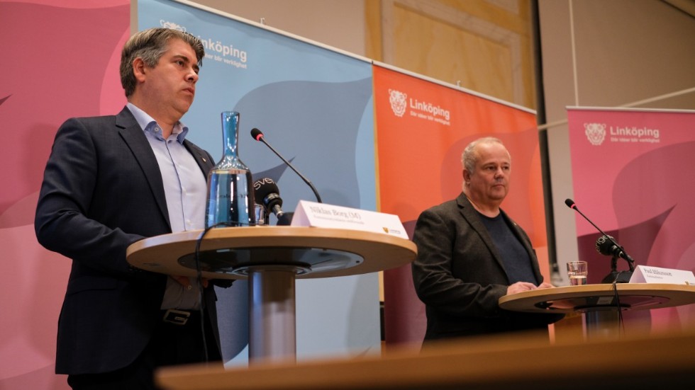 Kommunstyrelsens ordförande Niklas Borg (M) och kommundirektör Paul Håkansson under presskonferensen under fredagen.