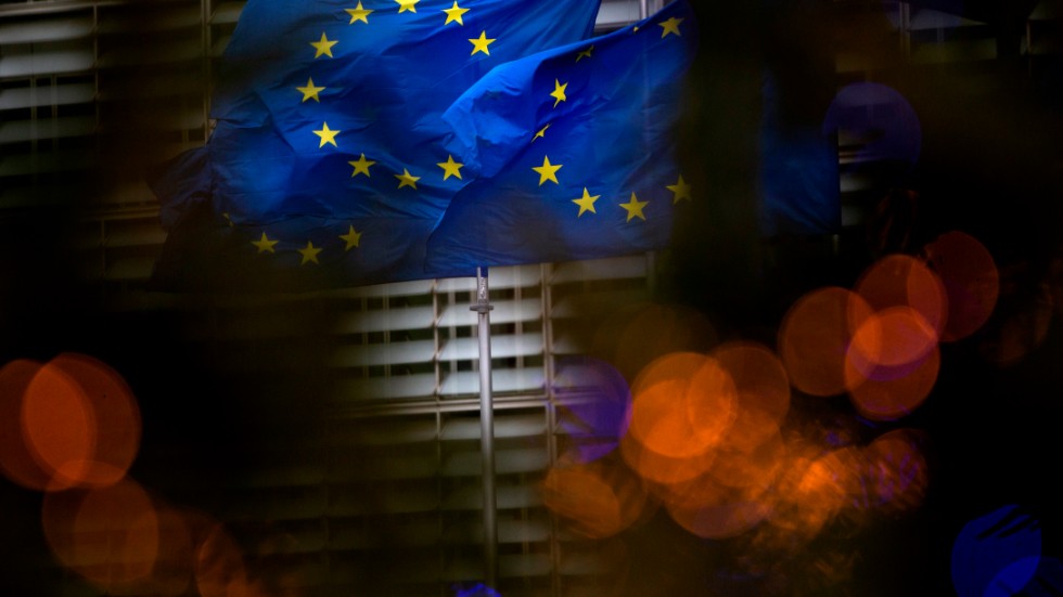 EU-flaggor utanför EU-kommissionen i Bryssel. Arkivbild.