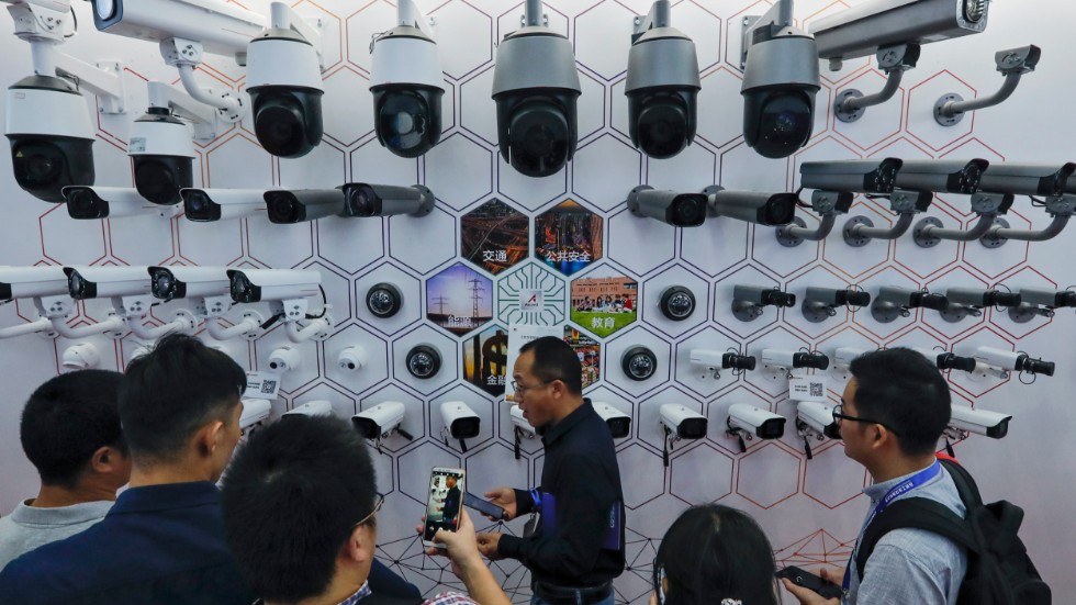 Kameror blir en viktig komponent när det så kallade "internet of things" ska implementeras allt mer i samhället. På bilden syns besökare som studerar kameror från Huawei vid en mässa i Shenzhen i Kina i oktober 2019.