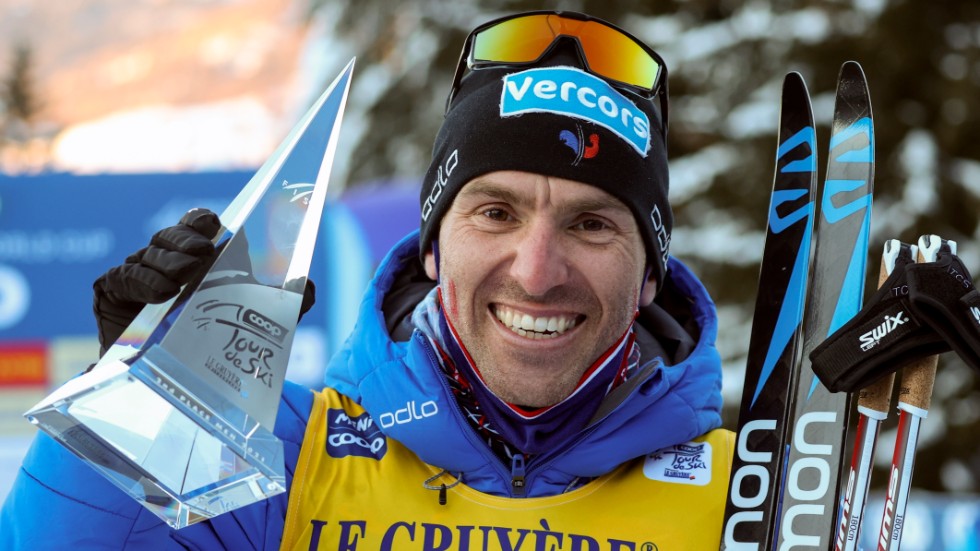Maurice Manificat med priset från andraplatsen i Tour de Ski i början av januari. Nu stoppas han från Faluntävlingarna av sitt eget förbund.