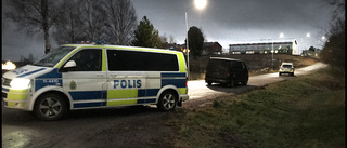 Stor polisinsats på ungdomshem i Norrbotten – väg avspärrad