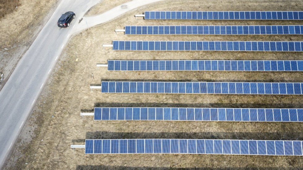 
Regleringar och subventioner skapar för hög efterfrågan och driver upp värdet på tillgångar inom framför allt förnybar energi som är högt belånade, skriver S. G. Daun.
Bilden: Solceller på rad i en anläggning i Morgongåva.