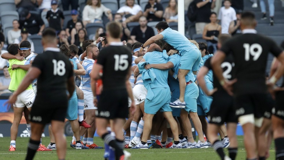 Argentinas spelare jublar efter den oväntade segern mot Nya Zeeland i Parramatta utanför Sydney i Australien på lördagen.