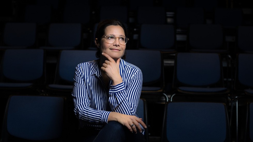 Mindy Drapsa är sedan 2019 konstnärlig ledare för Tyst Teater. Hon är teaterns första döva ledare och vill i framtiden att Tyst Teater ska spela mer och för fler. Pressbild.