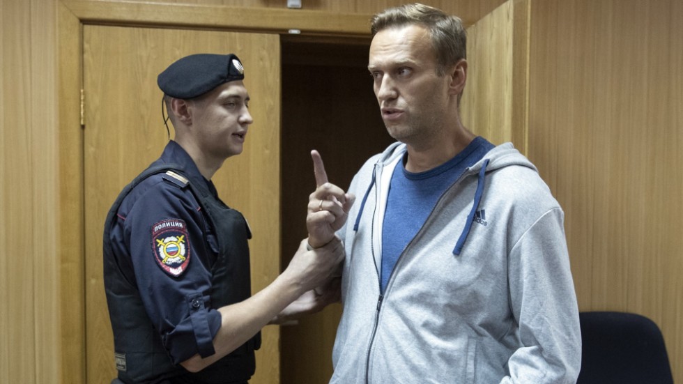 Aleksej Navalnyj 2018 under en av hans rättegångar. I tisdags dömdes han till två år och åtta månader i fängelse. Omvärldens svar måste bli kraftfullt.