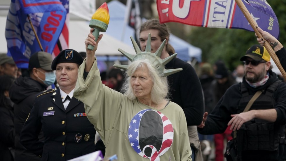 En kvinna med Q på tröjan deltar i en protest i Olympia i Washington mot det amerikanska valresultatet. Arkivbild.