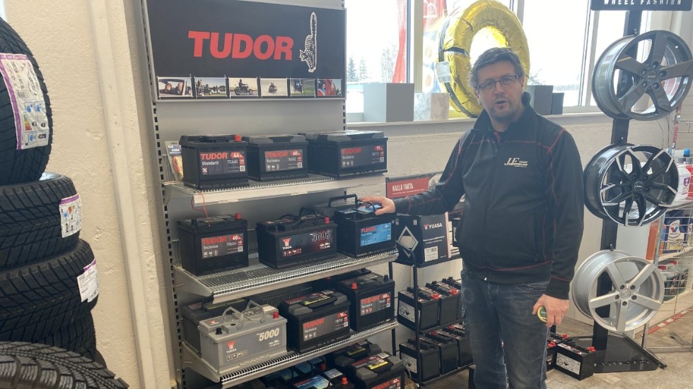 Jonas Frejd är butiksansvarig på AD-bildelar i Vimmerby och har haft stor efterfrågan på bilbatterier den senaste tiden.