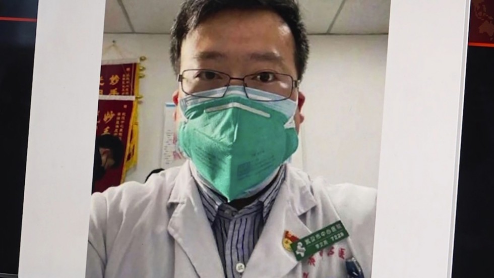 Läkaren Li Wenliang slog larm om att ett sars-liknande virus börjat sprida sig i mångmiljonstaden Wuhan. Den 6 februari förra året avled han av smittan han upptäckt.