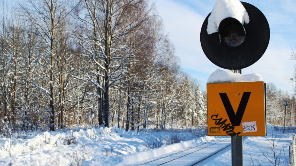 Trafikverket meddelade förra veckan att de är beredda att göra omfattande investeringar i Tjust- och Stångådalsbanornas signalsystem, vilket glädjer skribenterna. Men fortfarande behövs fler investeringar på både vägar och järnvägar i länet, menar de.