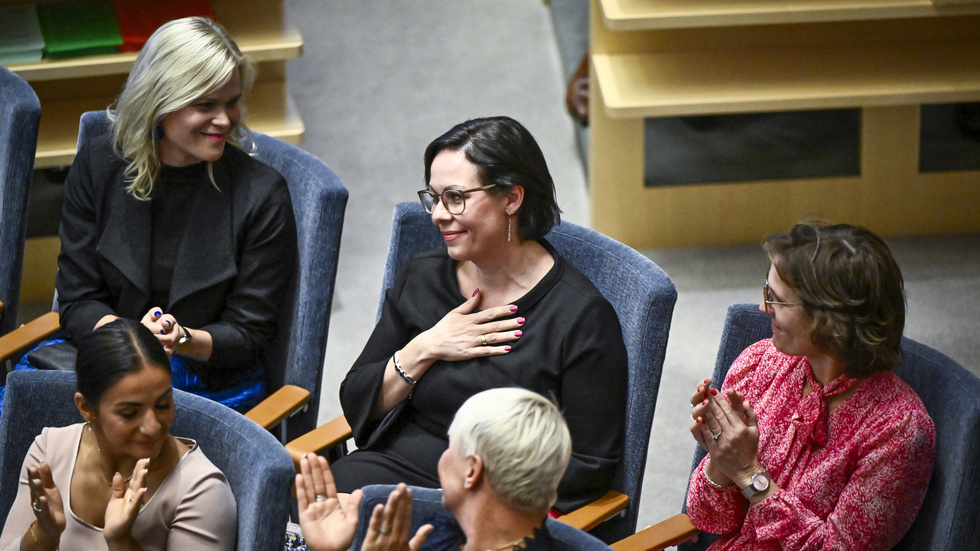 Maria Malmer Stenergard (M), applåderas av omgivande kolleger när hon utnämts till ny utrikesminister vid riksmötets öppnande.