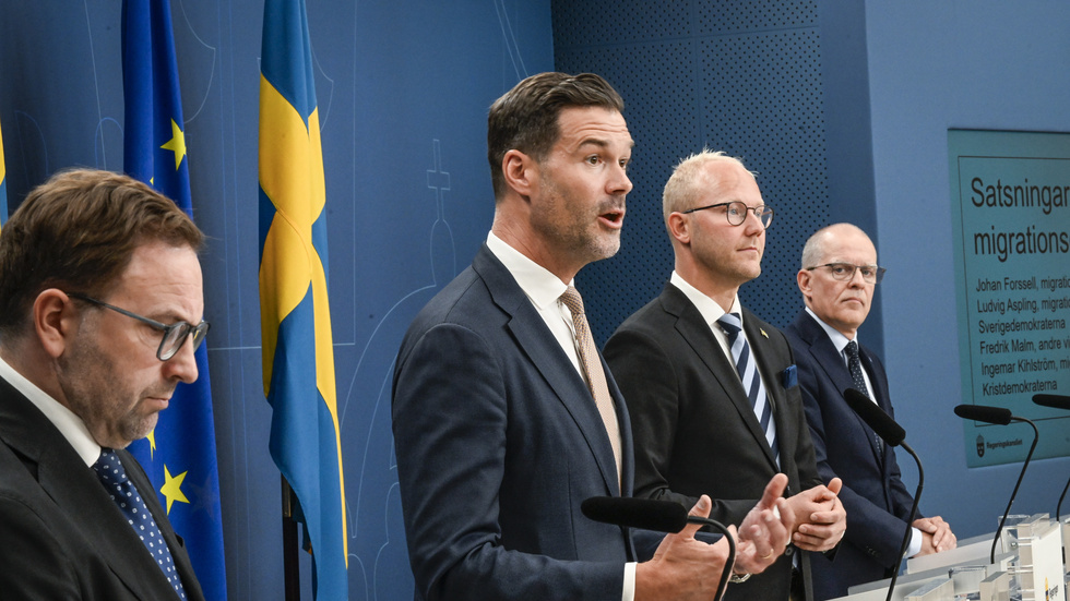 Migrationsminister Johan Forssell (M, 2:a fr v) håller pressträff tillsammans med fr v Fredrik Malm (L), Ludvig Aspling (SD), och Ingemar Kihlström (KD) om satsningar på migrationsområdet.