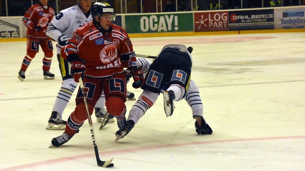 Victor Öhman dribblar sig igenom Karlskogas försvar, men det blev inget mål den  här gången. Foto: Mikael Kindman.