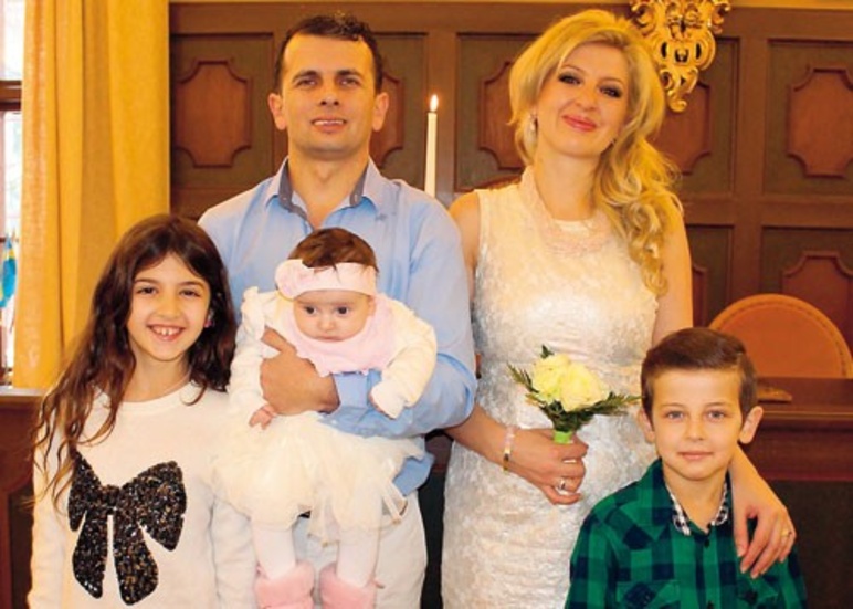 Nazmi Zekici och Dafina Krasniqi tillsammans med sina barn Naltina, Nelina och Lendi strax efter vigseln som hölls  12-12-12 klockan 12:12.
