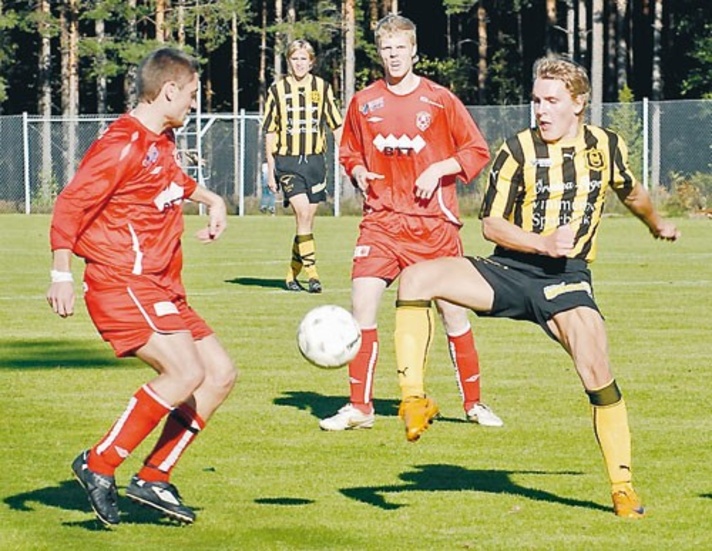 Kisas Emil Blixt och Gullringens Markus Ahl i kamp om bollen i derbyt som Kisa vann med 2-1. I mitten ses Kisas matchhjälte Andreas Ringensjö.