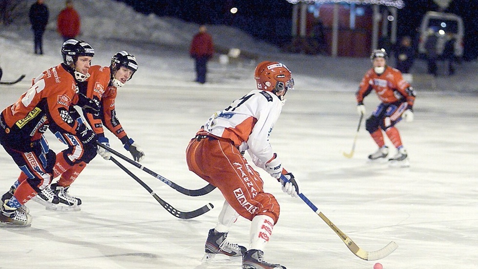 Målilla drabbar samman med Tjust på annandagen. Gästerna får gälla som favoriter på förhand, men Målilla är sugna på att snygga till sitt facit när det gäller de klassiska derbymötena på bandyns julafton. Foto: Magnus Strömsten