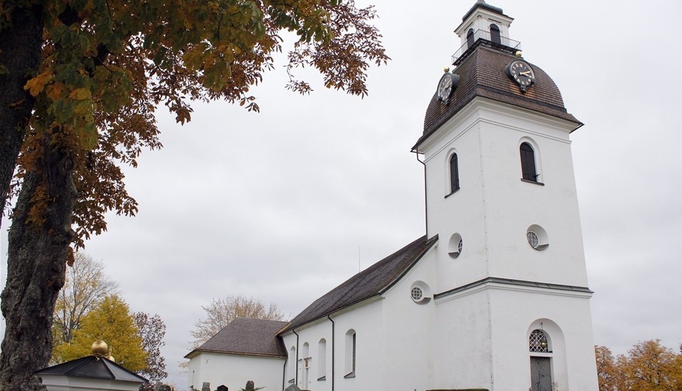 Tjärstad kyrka får 1,7 miljoner kronor till bland annat klimatstyrning och tjärning av spåntak. Foto: Dennis Petersson