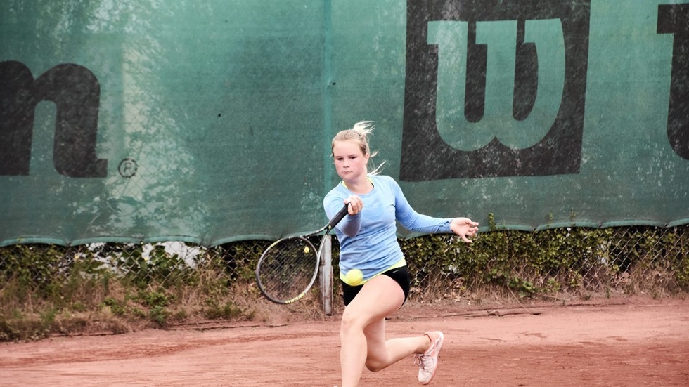 Hedda Sjökvist vann första set, men föll sedan i finalen.