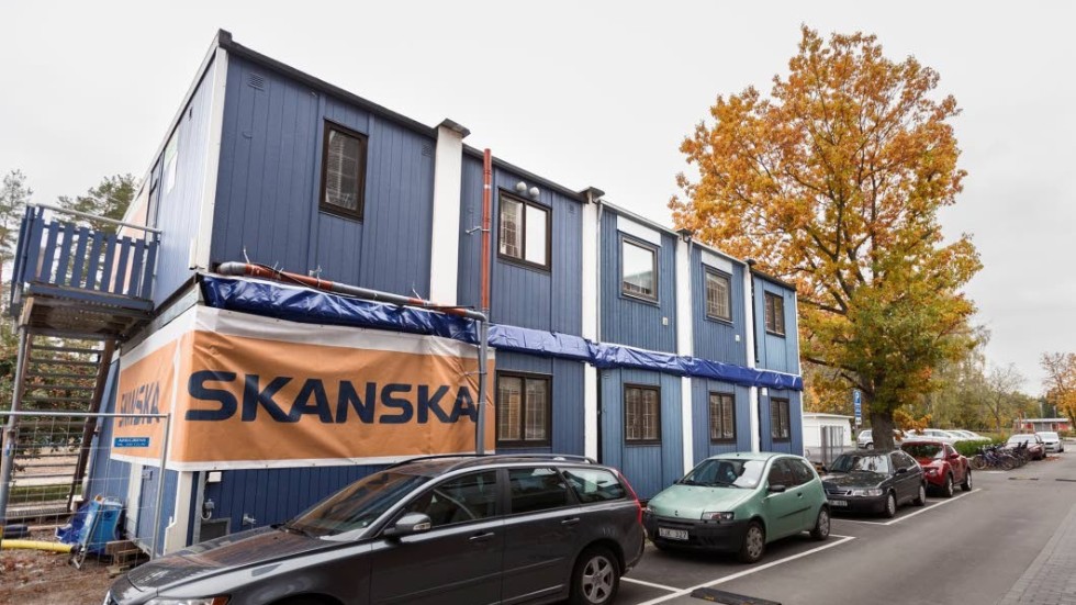 Glädjebesked. Byggbarackerna utanför Stångåstadens lägenheter på Göstringsgatan 3 ska flyttas.