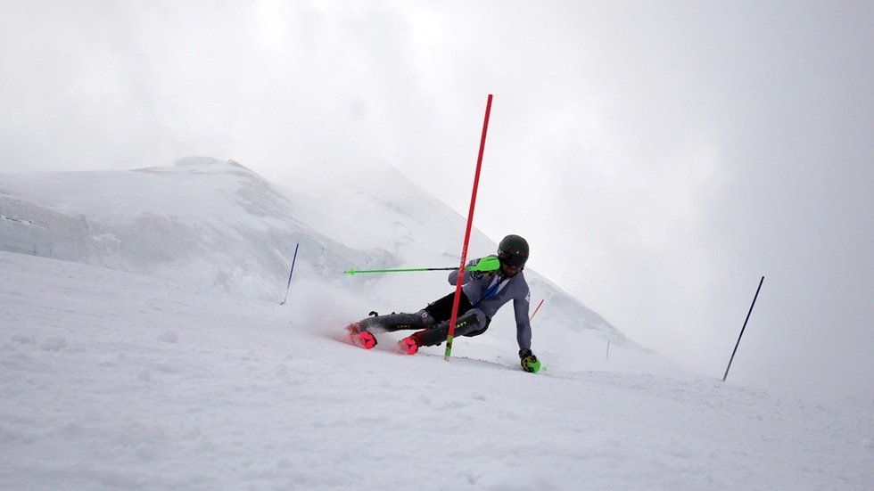 Rickard Kåhre visar sitt kunnande i skidbacken i Saas-fee i Schweiz. Slalom är hans absolut bästa gren i utförsåkning. Foto: David Grape Larsson