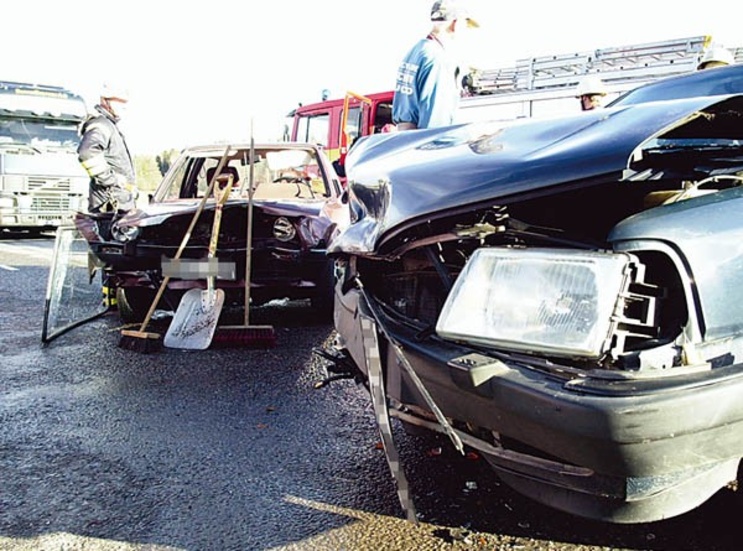 Tre personer skadades, dock inte allvarligt, vid en våldsam trafikolycka vid Hultarp i går eftermiddag.