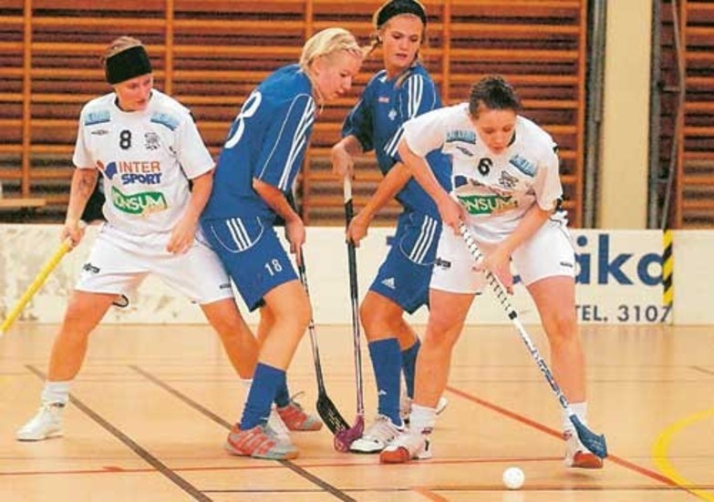 Sofie Ingström vid bollen gjorde VIBK:s två första mål när laget slog ut Hovshaga ur DM. Foto: Magnus Strömsten