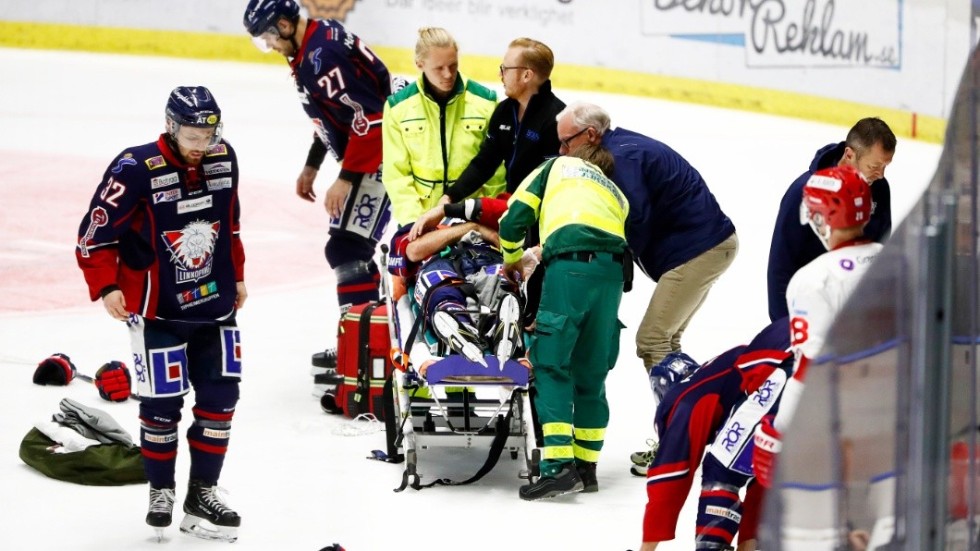 LINKÖPING 20181011 
Linköpings Almen Bibic skadades och rullades ut på bår under tisdagens ishockeymatch i SHL mellan Linköpings HC och Timrå IK i Saab Arena.
Foto: Stefan Jerrevång / TT Kod: 60160