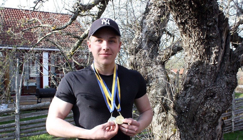 Jonatan Andersson med guld- och silvermedaljerna. Foto: Lars-Göran Bexell