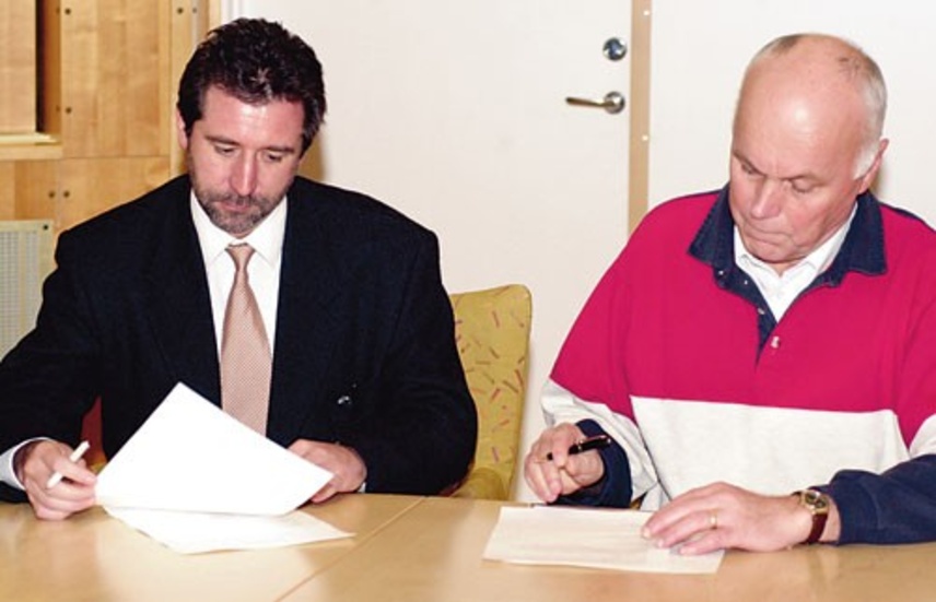 I går skrevs kontraktet under av general manager Frank Elskens från DEC och kommunalrådet Bo Bergman. Bergman skrev under med andakt, det är inte var dag han signerar ett 100-miljoner kontrakt.