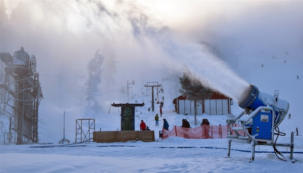 Det kalla vädret gjorde att snökanonerna fick arbeta för högtryck under söndagen. något som skapade en härlig stämning under Världs Snö Dagen. Foto: Morgan Karlsson