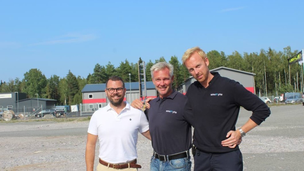 Här ska den nya byggnaden uppföras. Från vänster: Christoffer Dahlberg, Magnus Thörnwall och Jakob Dahlquist.