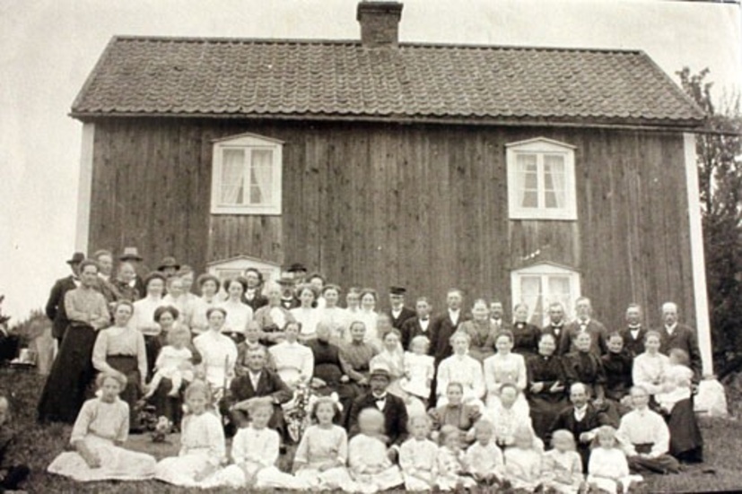 65 personer kom till bröllops- och avskedsfesten som hölls i Långebro, hösten 1911.