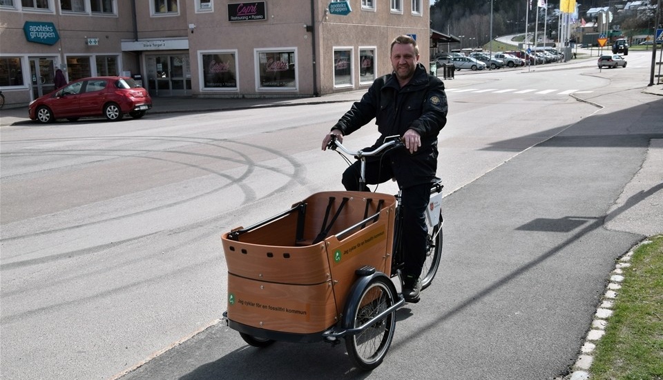 Staffan Waldau, räddningstjänsten tar chansen att testa elcykeln, men tror inte att det är något för deras verksamhet säger han med ett skratt.