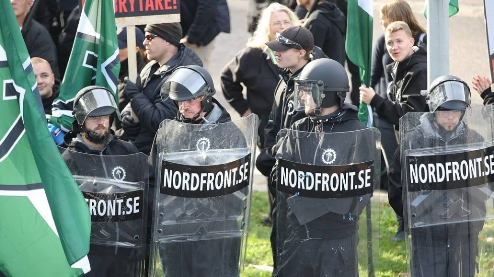 Samhällsomstörtare. Nordiska motståndsrörelsen (NMR) med sköldar och fanor vid demonstrationen i centrala Göteborg i lördags.