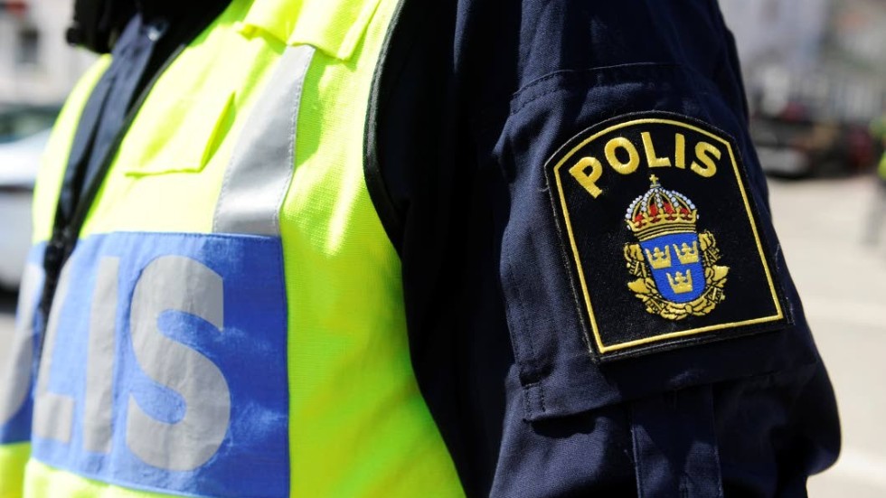 – Det är ett hål i väggen och förmodligen är det en bil som kört in där, säger Ulf Gollungberg vid polisen i Västervik.