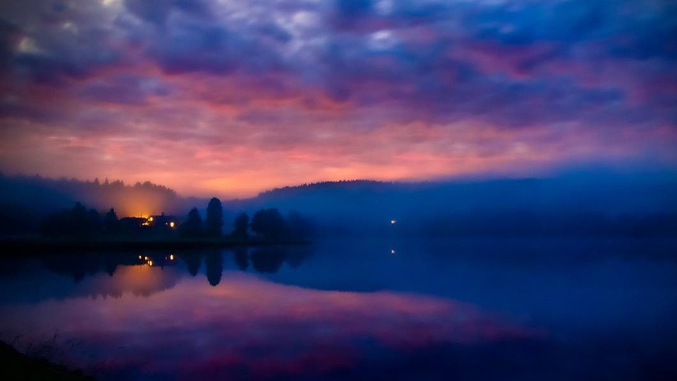 Joakim Svensson beskriver i sin bildtext hur sjön Såduggen låg "som en spegel med fantastiska färger denna midnatt".