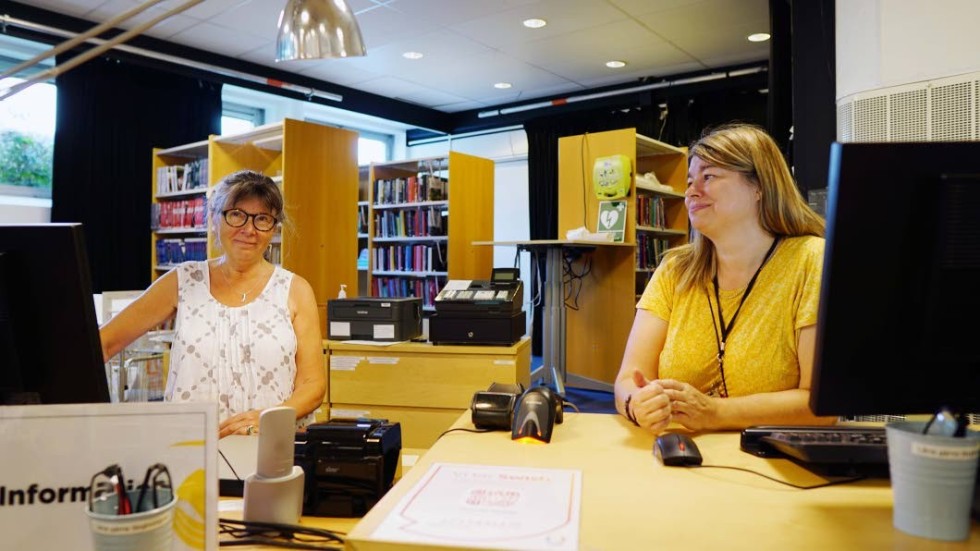 Just nu håller biblioteket till i provisoriska lokaler i Bryggaren. För dagen bemannas lånedisken av Åsa Österlöf och Anna Carlsson.
