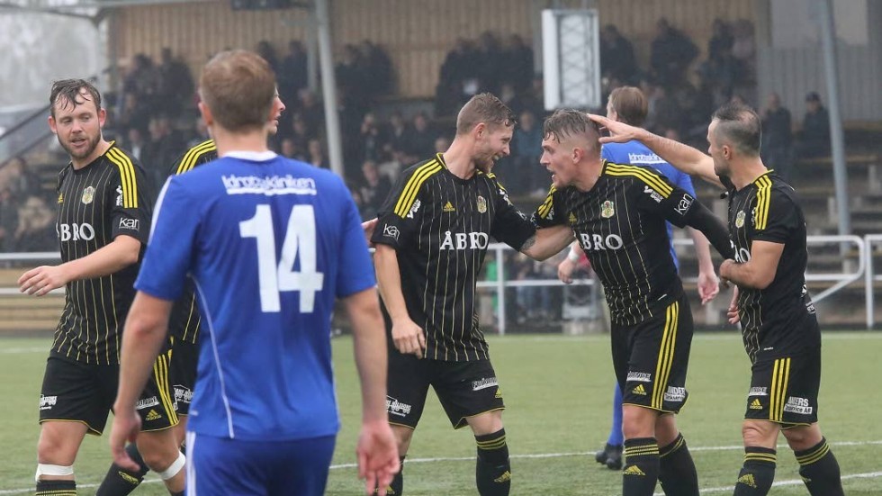 Markus Ahl och hans Vimmerby IF möter Tenhult i en tuff match i botten av division tre.