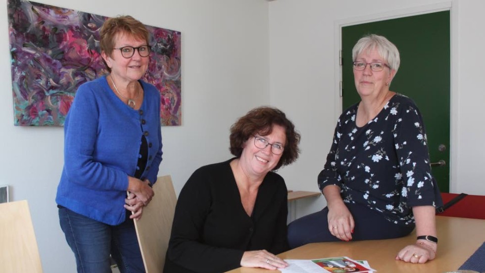 Marianne Leijon och Anna-Karin Cederstrand Karlsson, Studieförbundet Vuxenskolan, flankerar Beathe Skaate, som leder höstens populäraste kurs.