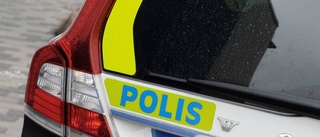 Körde ner i dike utanför polishuset